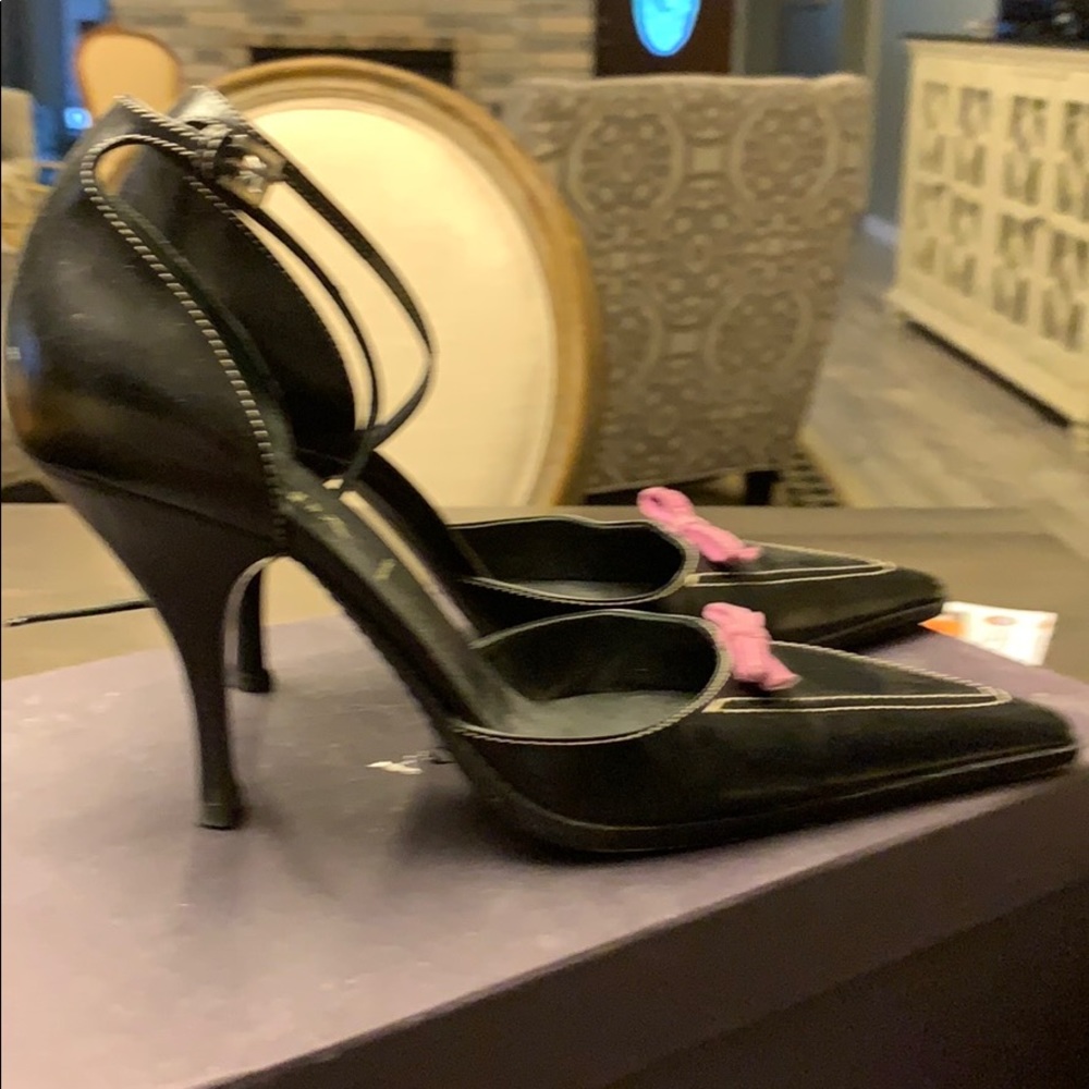 Prada - Picture 2 of 3